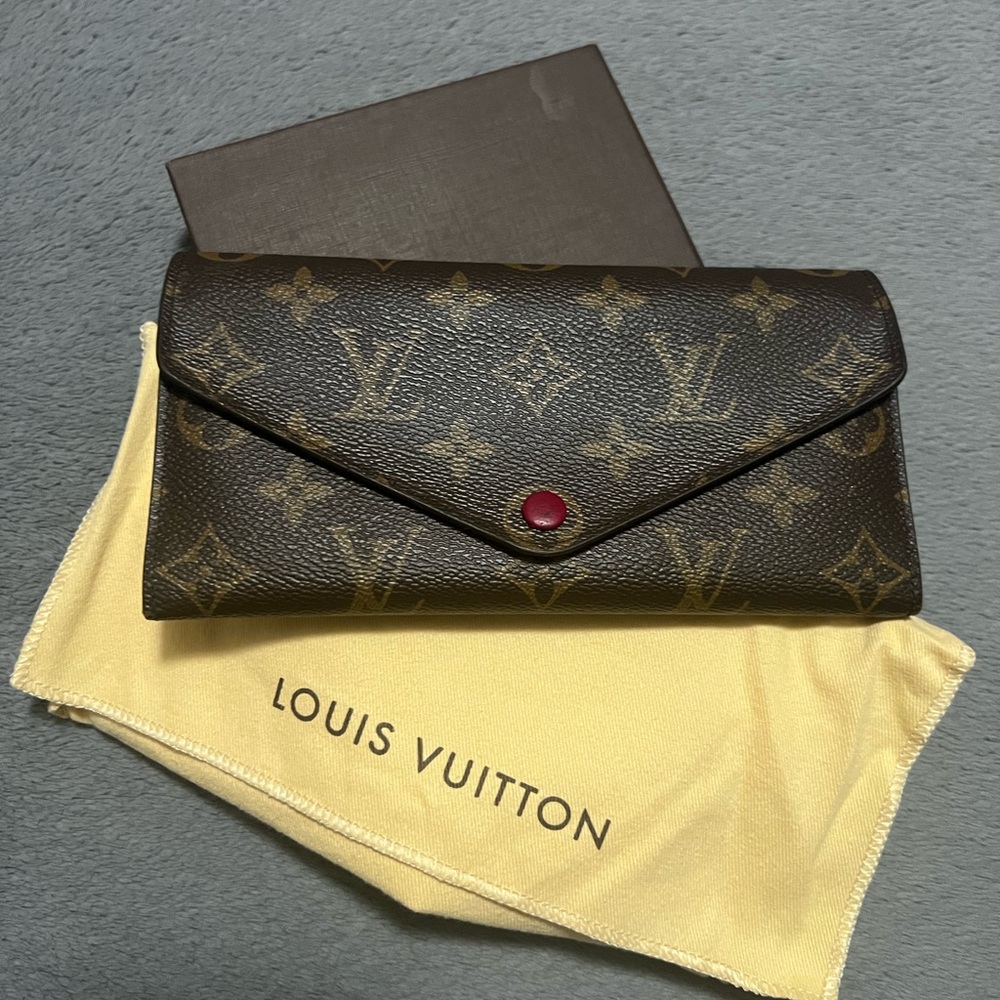 Louis Vuitton wallet with the classic design